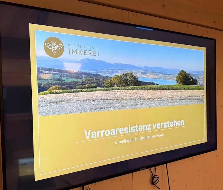 Titelfolie des Vortrags «Varroaresistenz verstehen» auf einem Bildschirm