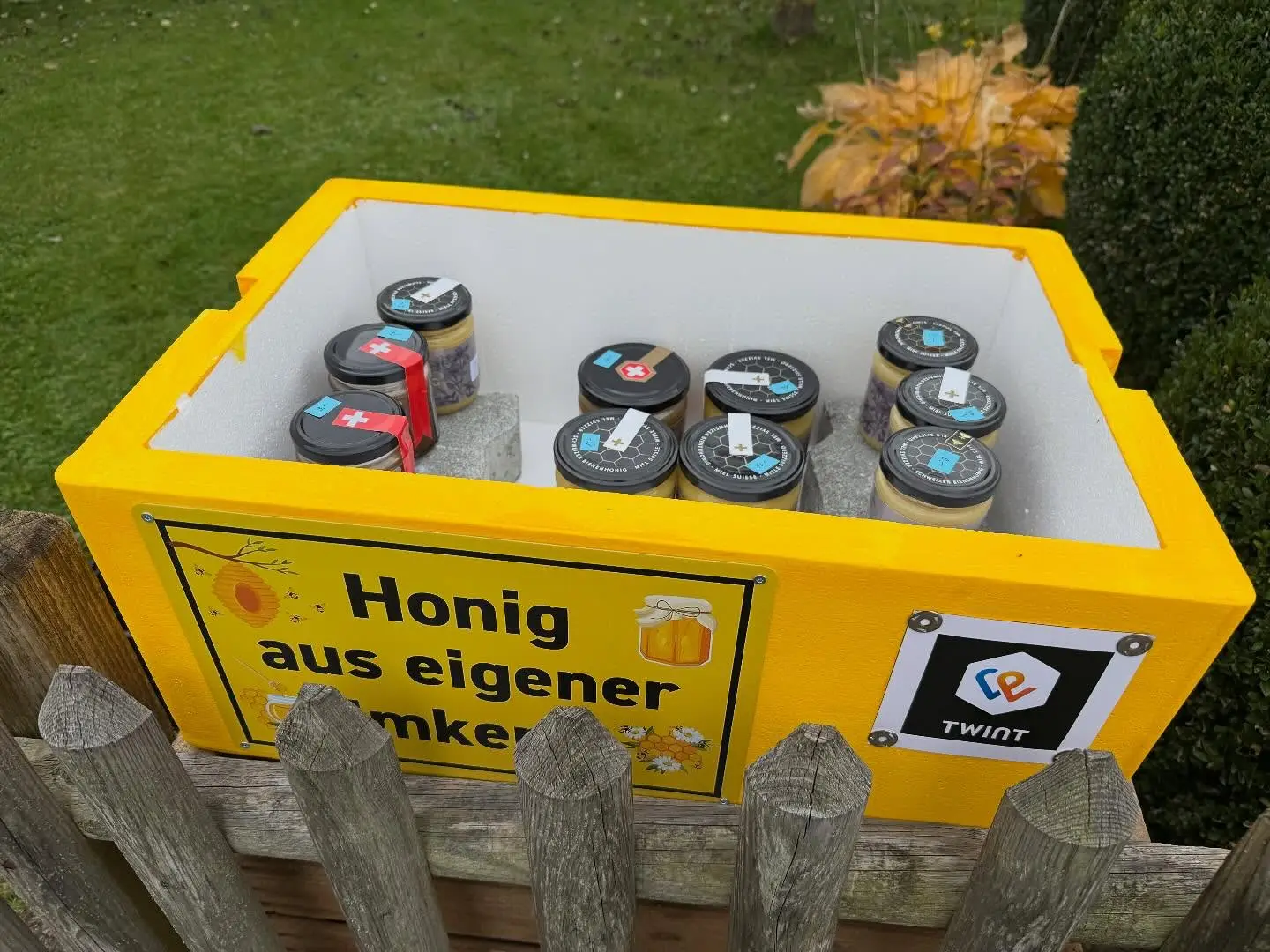Geöffnete Honigbox mit Honiggläsern und TWINT-Bezahlmöglichkeit von Bienen Naef